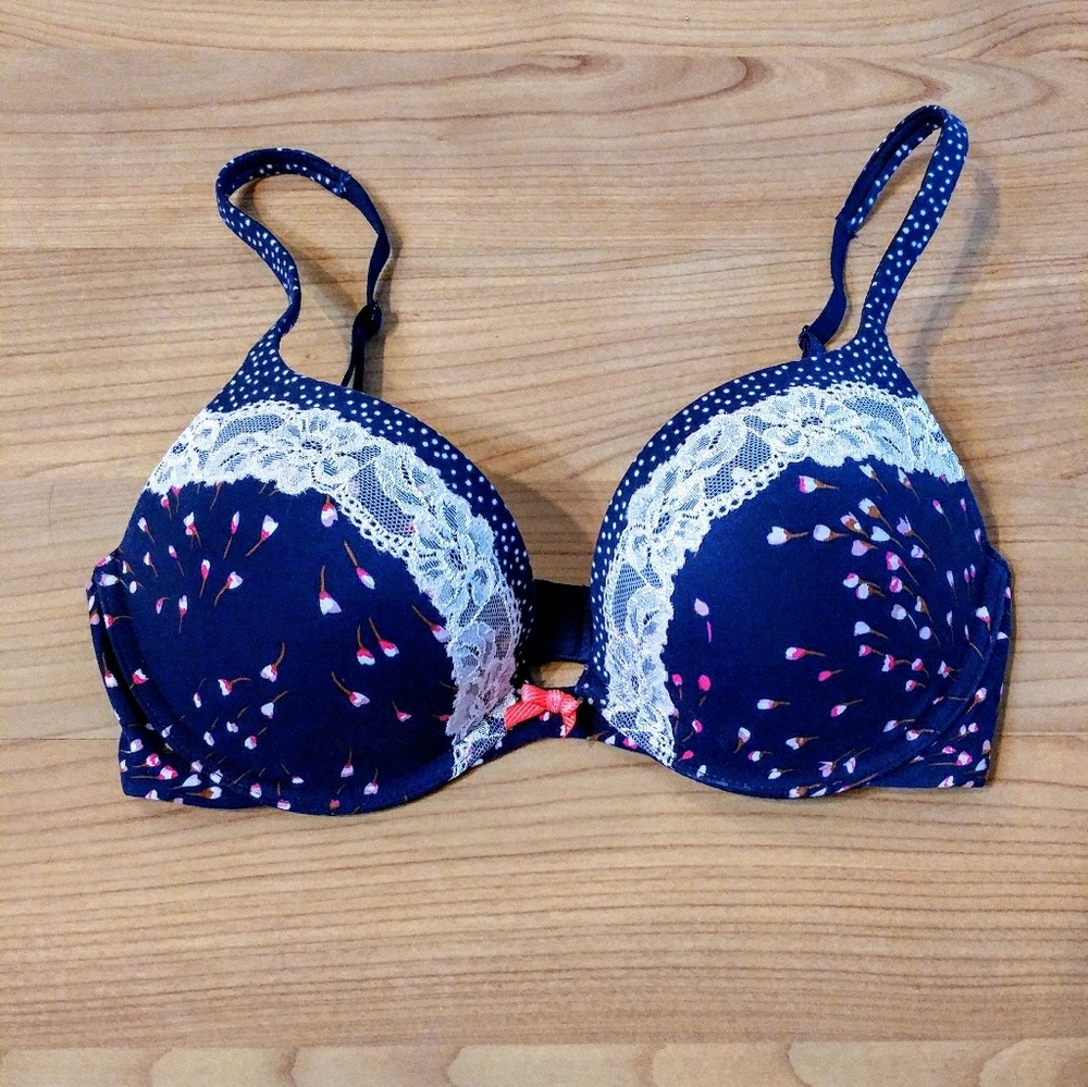 💥WKND SALE!💥VS NWOT push up 💟💟